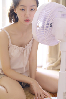 他趴在两腿中间舔我私密有事